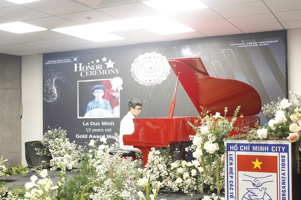 A gold medal winner performs at the event. Photo: HUFO