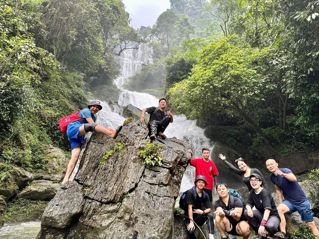 Tourists taking pictures at Nam Me Waterfall. Photo: Petrotimes 
