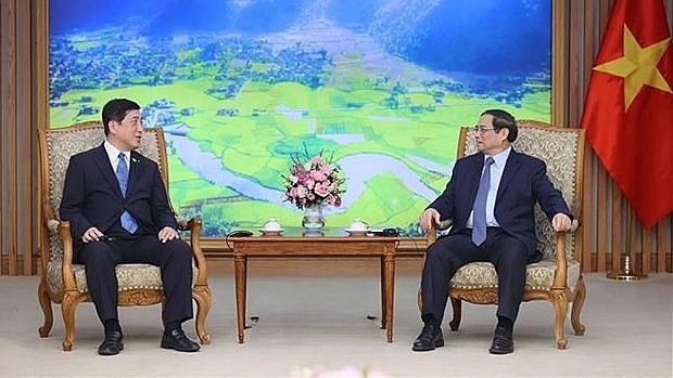 Prime Minister Pham Minh Chinh (R) and visiting Governor of Japan’s Kagoshima prefecture Shiota Koichi at their meeting in Hanoi on July 10. (Photo: VNA)