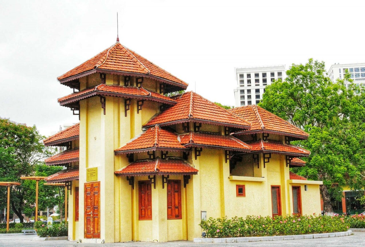 In the Kim Dong Park, there is a multi-roofed building built in 1942, now the library of Hong Bang district. Photo: Nguoihanoi 