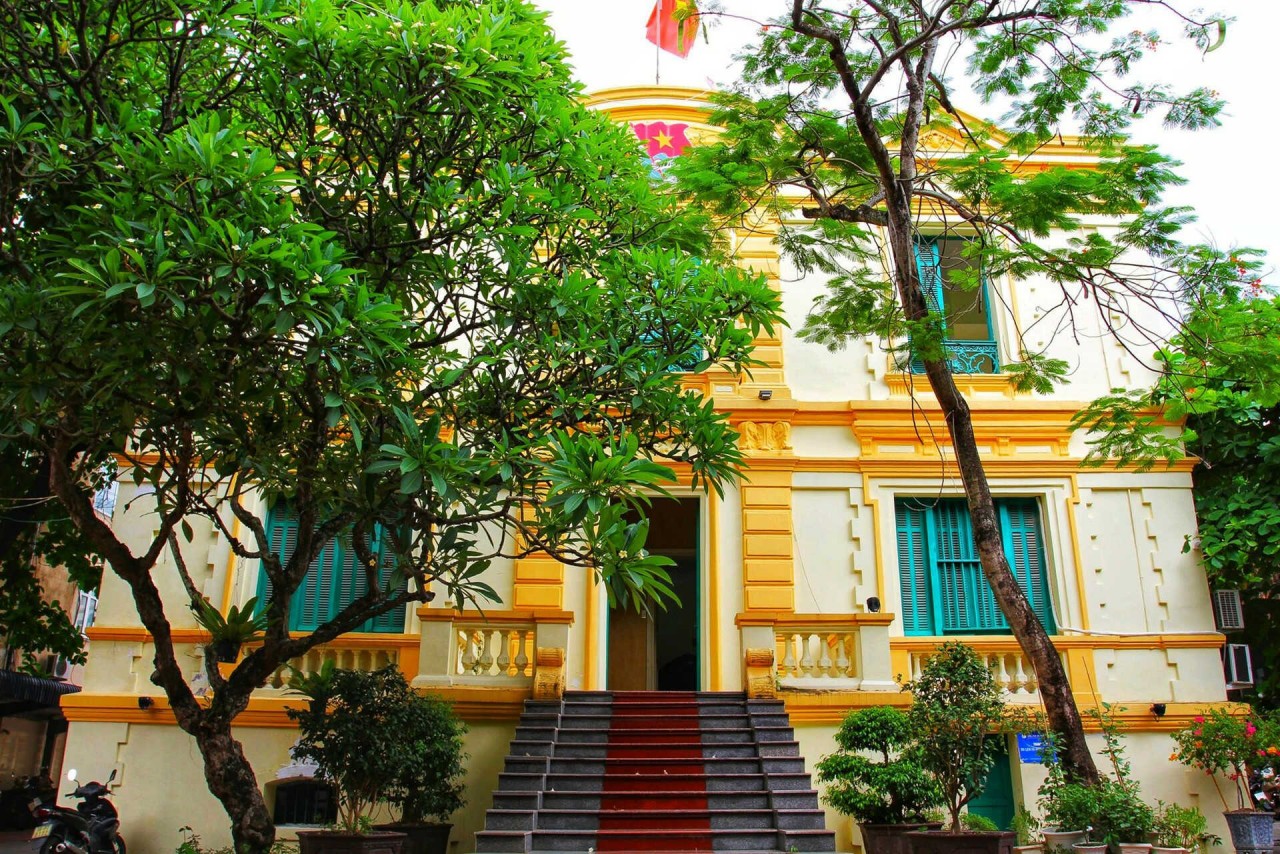 Near the Opera House is Tran Hung Dao Street, where is the private house Fesquet of a French doctor. This building is currently the headquarters of Hai Phong Youth Union. Photo: Nguoihanoi 