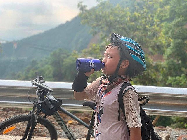 10-Year-Old Vietnamese Boy Cycles to 4 Cities In 30 Days