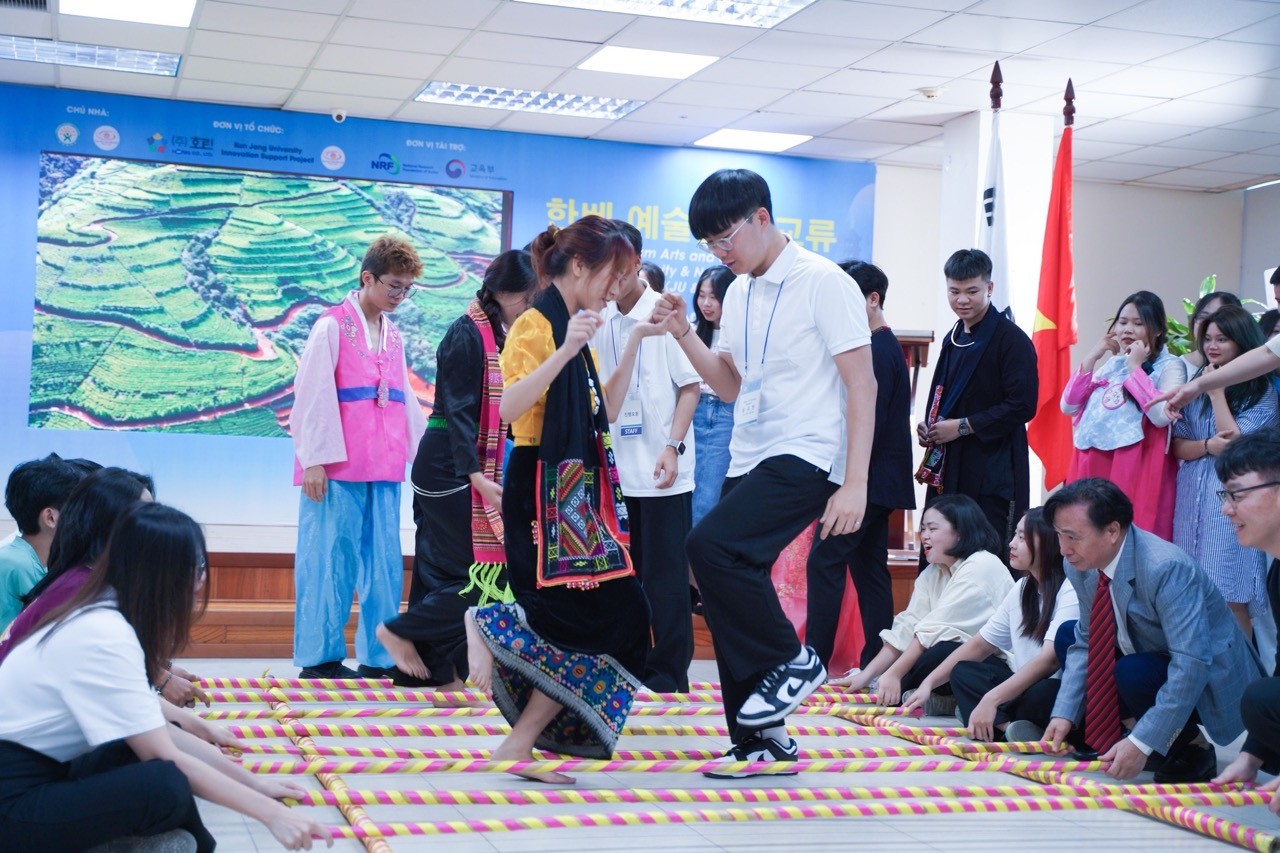 Vietnamese, Korean Youths Join Cultural Exchange in Hanoi