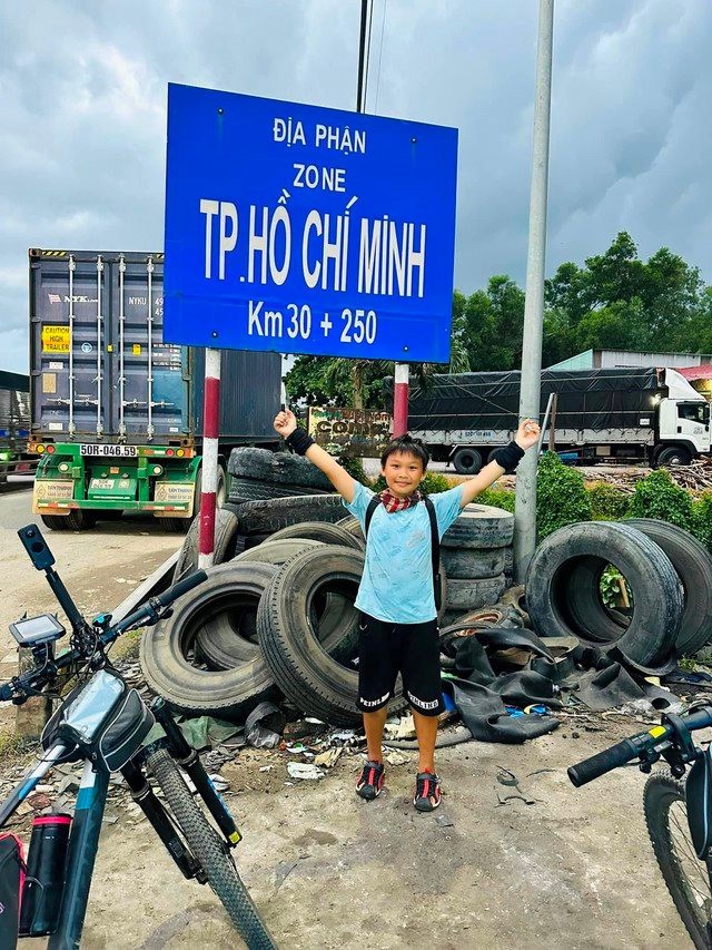 10-Year-Old Vietnamese Boy Cycles to 4 Cities In 30 Days