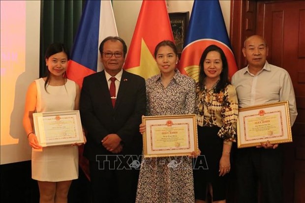 vietnamese individuals in czech praised for preserving mother tongue