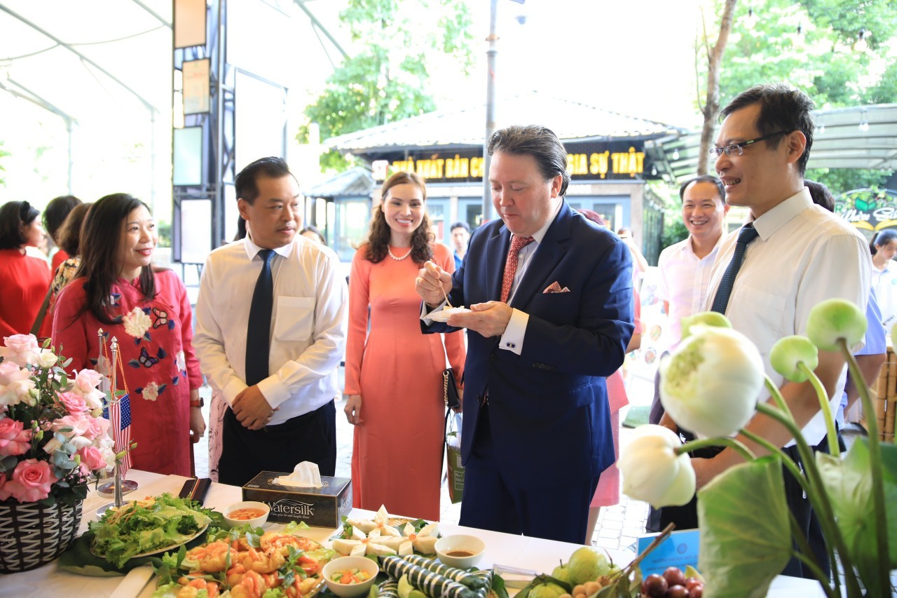 Education Cooperation Contributes to Connecting Vietnamese, American People