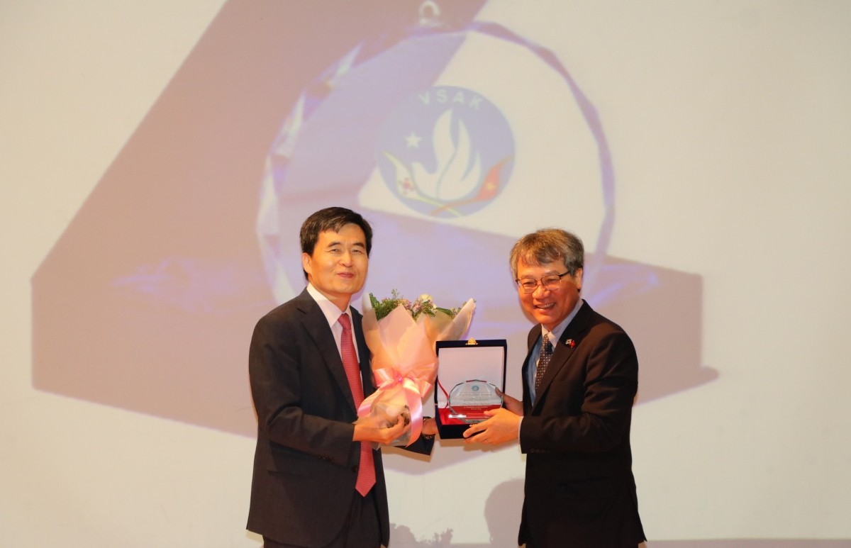 RoK Honors Seven Vietnamese Scientists
