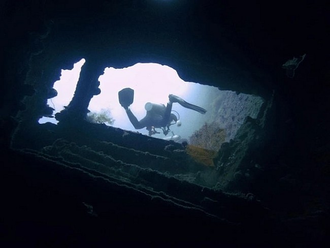 Vietnamese Man Scuba Dives To Find Shipwrecks in Philippines