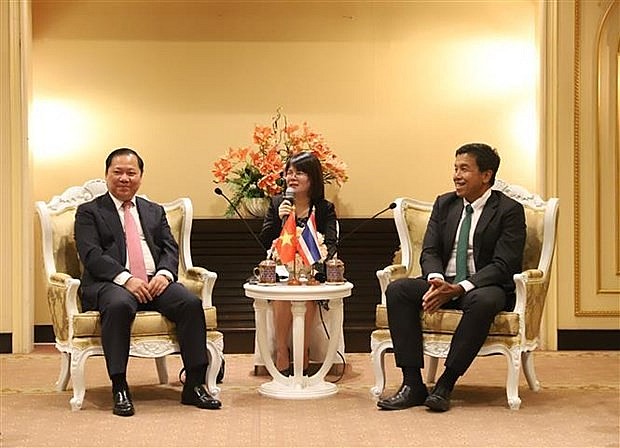 Secretary of the Hoa Binh provincial Party Committee Nguyen Phi Long (L), has a working session with Chadchart Sittipunt, Governor of Bangkok, on July 17. (Photo: VNA)