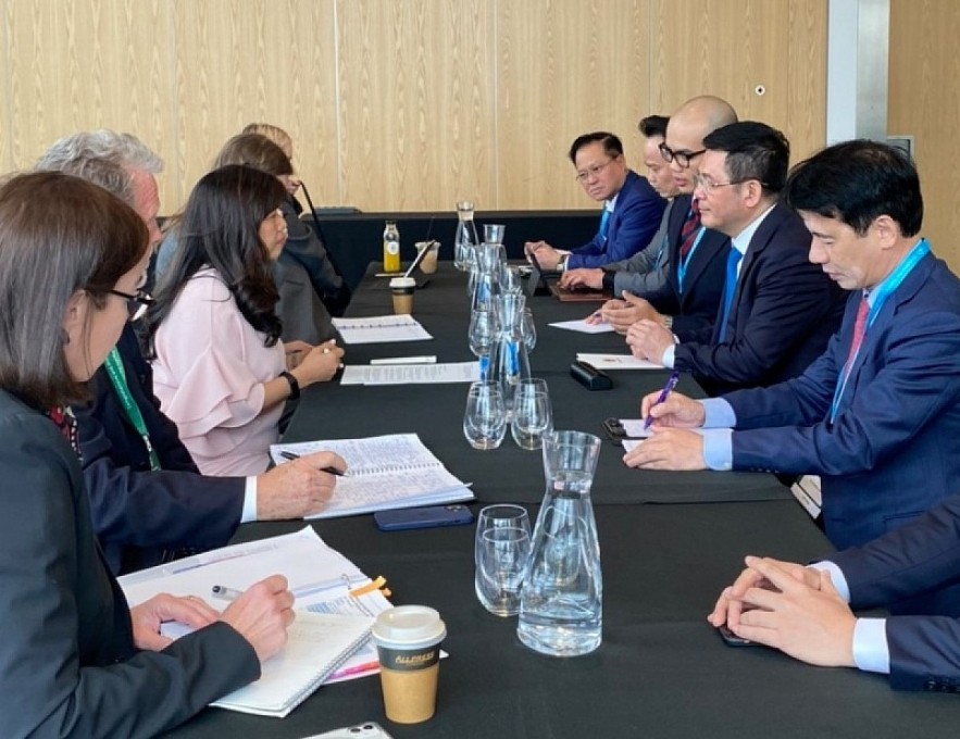 Minister of Industry and Trade Nguyen Hong Dien and Canadian Minister in charge of International Trade, Export Promotion, Small Enterprises and Economic Development Mary Ng at their meeting in Auckland, New Zealand. (Photo: congthuong.vn)