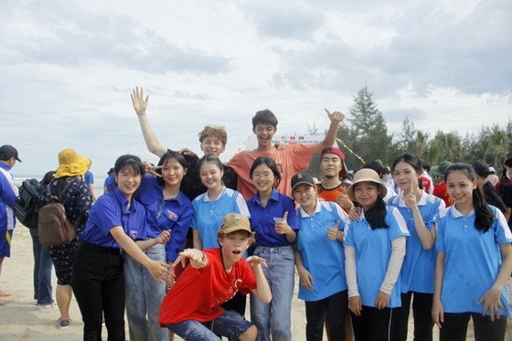 vietnamese american lao students engage in cultural exchange