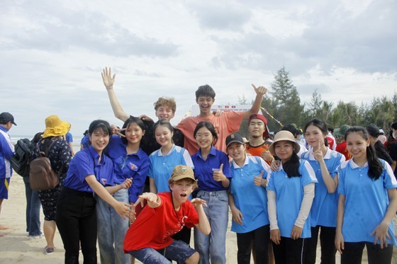 vietnamese american lao students engage in cultural exchange