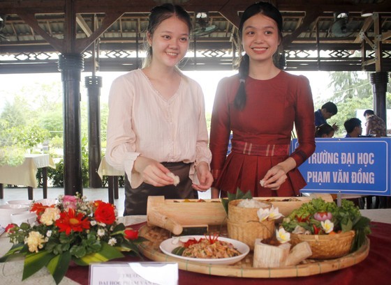 US, Vietnamese, Lao Students Exchange in Vietnam's Province