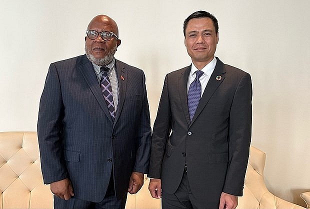 Ambassador Dang Hoang Giang (R) and President of the 78th session of the UN General Assembly Ambassador Dennis Francis (Photo: VNA)