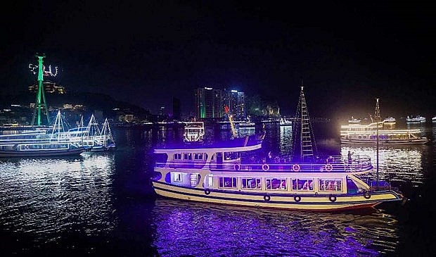 Cruises in Ha Long Bay at night (Photo: VNA) 