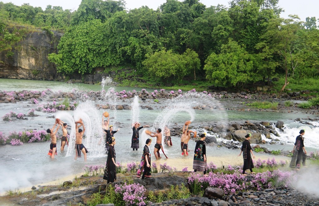 Impressive Art Fashion Show Honoring Central Highlands’ Culture ...