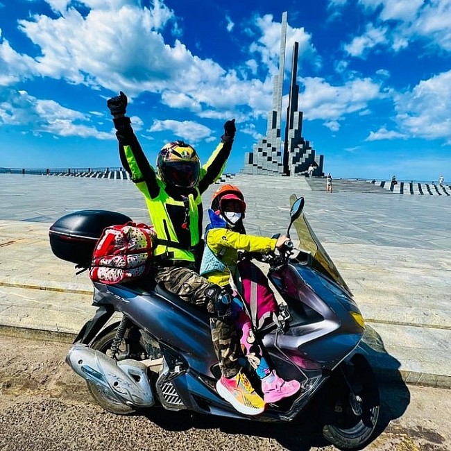 Grandmother And Granddaughter Conquer Vietnam’s Beautiful Sea Routes