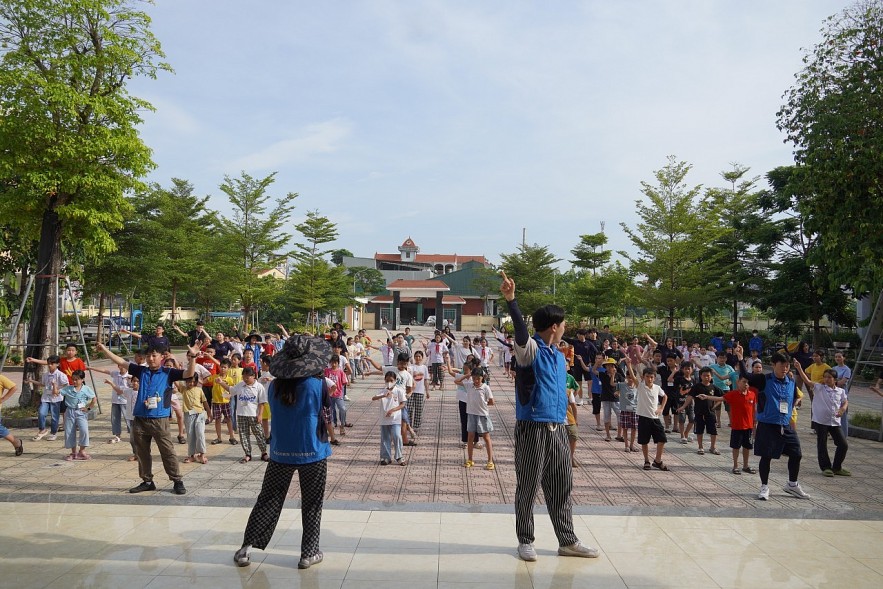 The volunteers hold cultural and sport exchange activities, featuring Taekwondo, K-POP and swimming. Photo courtesy of KCCC