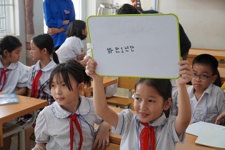 Korean Students Render Volunteer Services in Hanoi