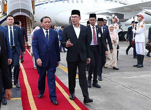 Malaysian Prime Minister Anwar Ibrahim (right, first line) arrives in Hanoi, beginning official visit to Vietnam (Photo: VNA)