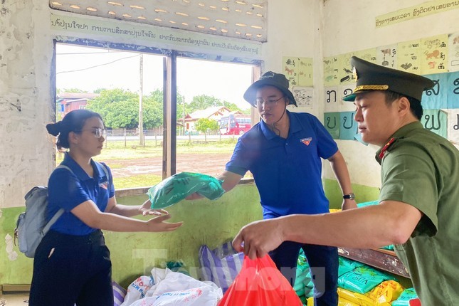 da nang blue shirt youth support needy people in laos