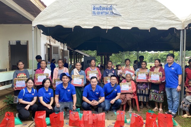 Da Nang 'Blue shirt' Youth Support Needy People in Laos