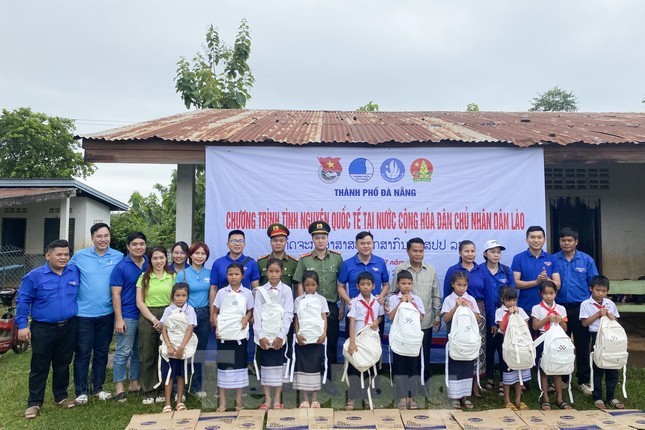 Da Nang 'Blue shirt' Youth Support Needy People in Laos