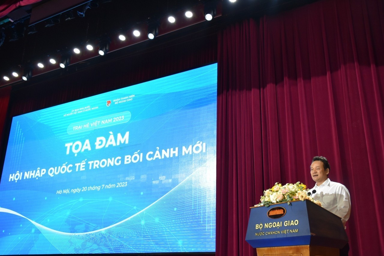 Vice Chairman of the State Committee for Overseas Vietnamese Affairs Mai Phan Dung spoke at the seminar.  Photo: Thoi Dai