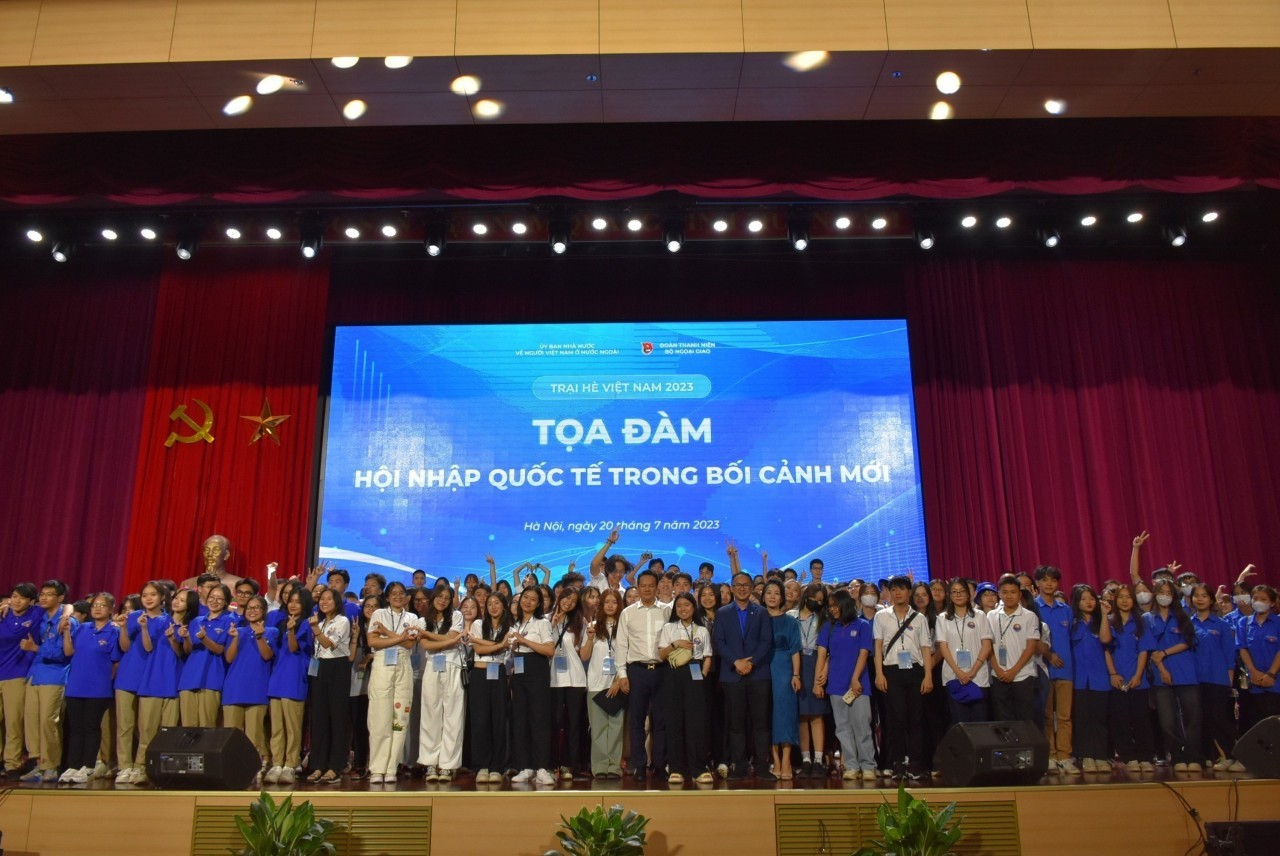 Overseas Vietnamese teenagers at the event.  Photo: Thoi Dai