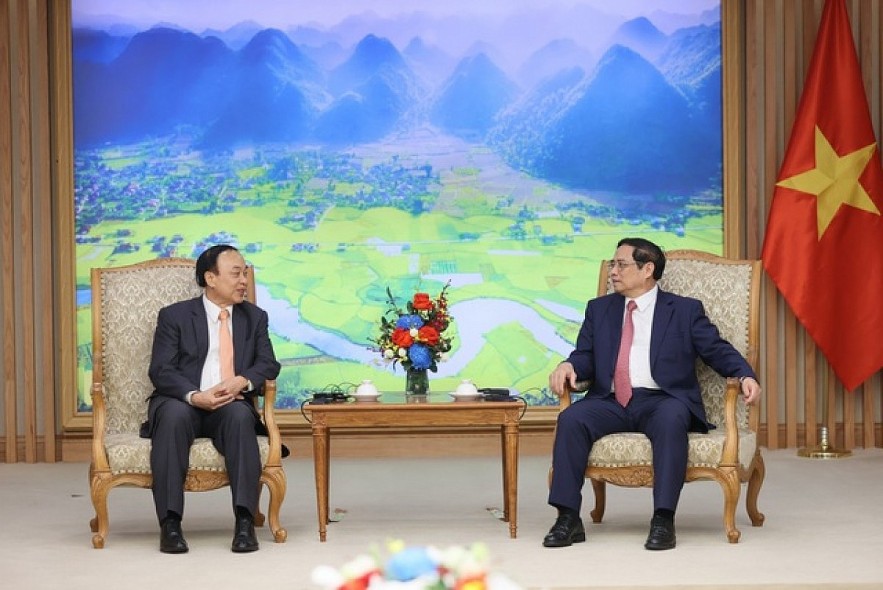 Vietnamese Prime Minister Pham Minh Chinh (R) receives Lao Minister of Health Bounfeng Phoummalaysith in hanoi on July 21. (Photo: VGP)