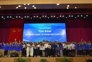 Overseas Vietnamese Youth Attend Seminar 
