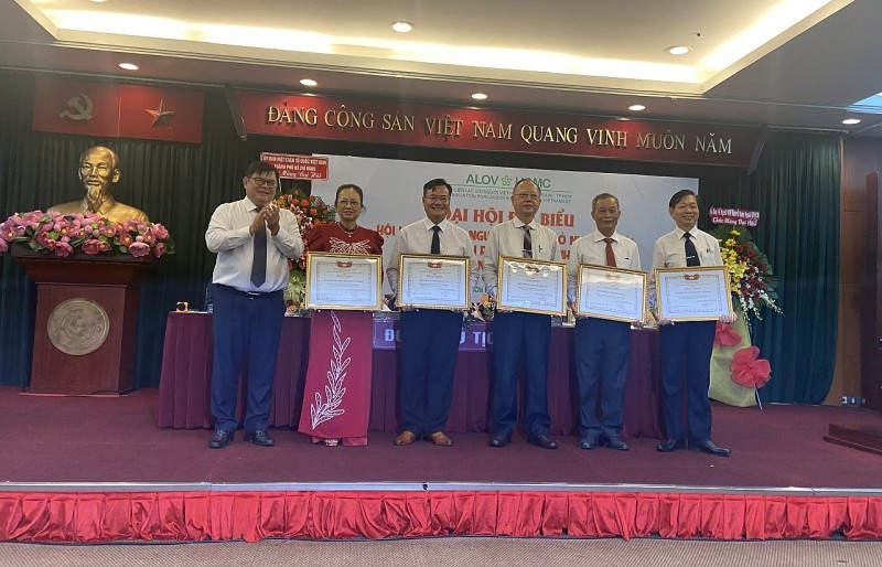 Collectives and individuals receive certificates of merit from the Vietnam Fatherland Front Committee of Ho Chi Minh City. Photo: Thoi Dai 