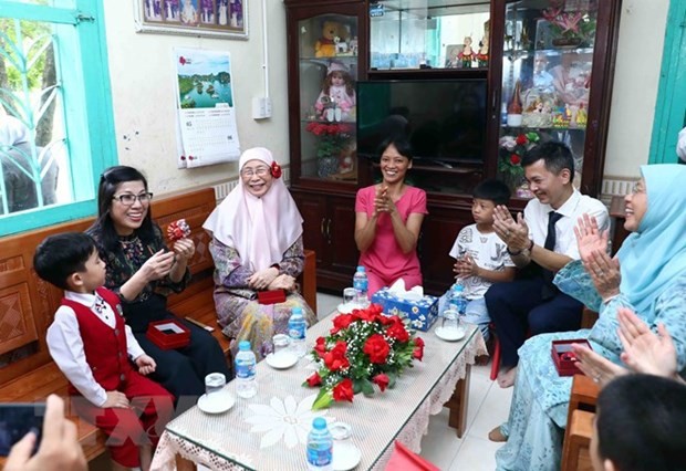 Malaysian Prime Minister, Spouse Busy at Hanoi