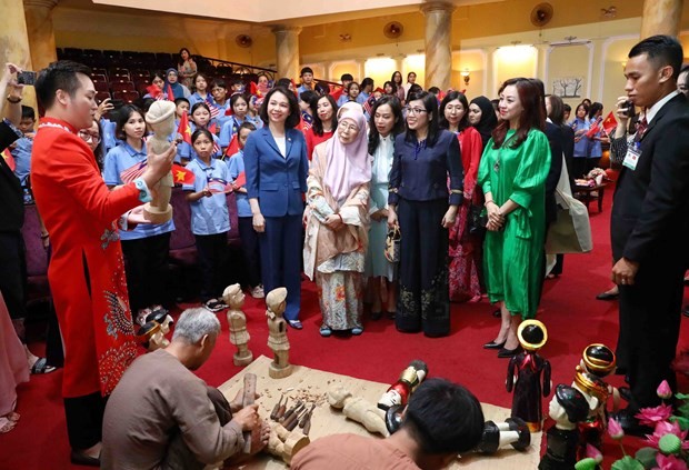 Malaysian Prime Minister, Spouse Busy at Hanoi
