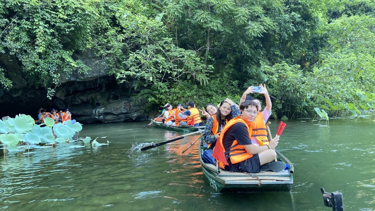 overseas vietnamese youths enjoy special national landscape site of trang an