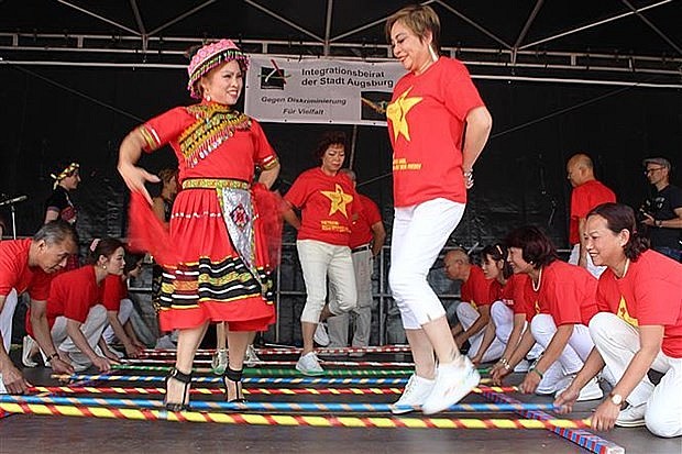 A traditional dance of Vietnam performed at Sommerfest in Augsburg city on July 22 (Photo: VNA)