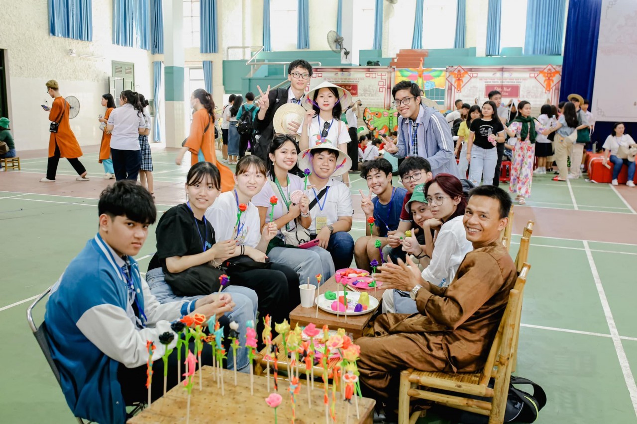 Students participating in the Camp are eager to learn about Hue's traditional crafts (Photo: Vietnam - Asean Youth Camp 2023).