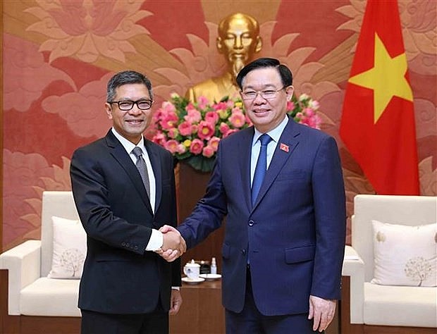 National Assembly (NA) Chairman Vuong Dinh Hue (right) and Indonesian Ambassador to Vietnam Denny Abdi (Photo: VNA)