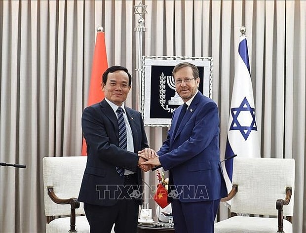Deputy Prime Minister Tran Luu Quang (L) and Israeli President Isaac Herzog at their meeting on July 25. (Photo: VNA)