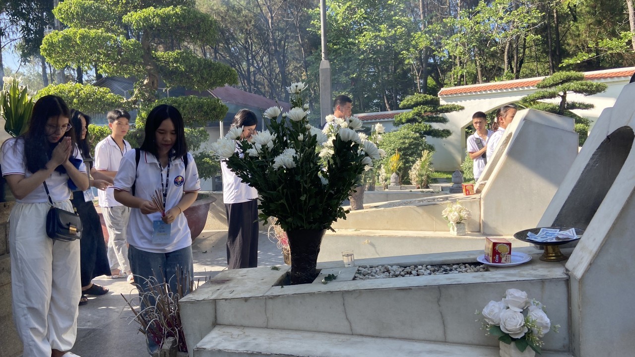 Overseas Youth Offer Incense Fallen Young Volunteers at Dong Loc T-junction