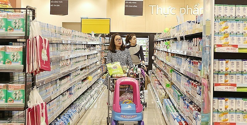 Consumers buy goods at Aeon Mall Long Bien. (Photo: Minh Ha)