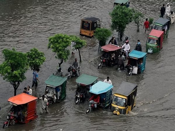 pakistan heavy rains cause urban flooding in sindh