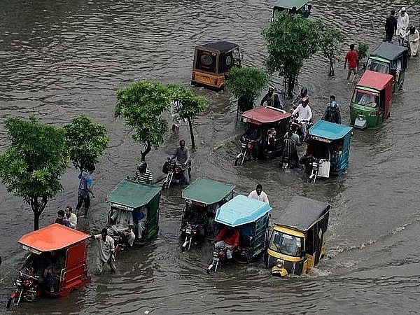 Pakistan: Heavy rains cause urban flooding in Sindh