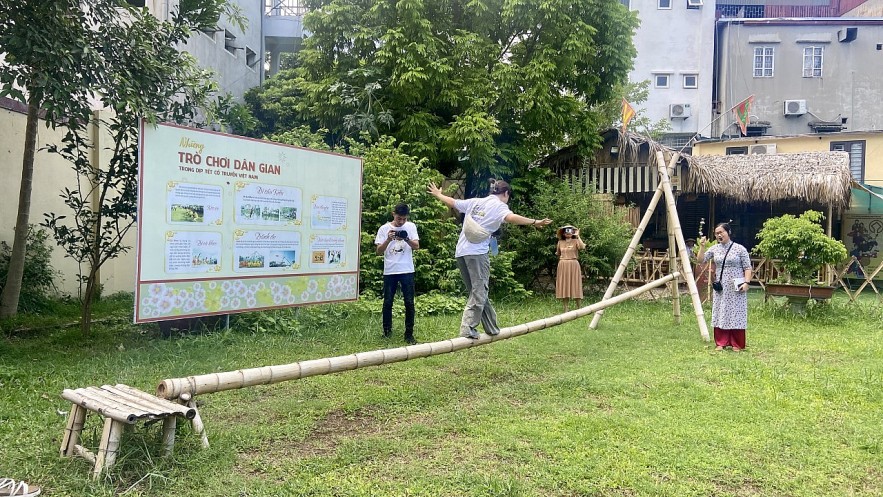Overseas Young Vietnamese Learn Traditional Games