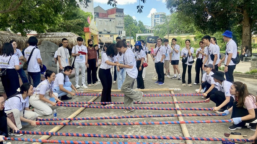 Overseas Young Vietnamese Learn Traditional Games