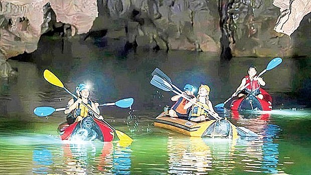 Tourists discover Phong Nha cave in Quang Binh province (Photo: nhandan.vn)