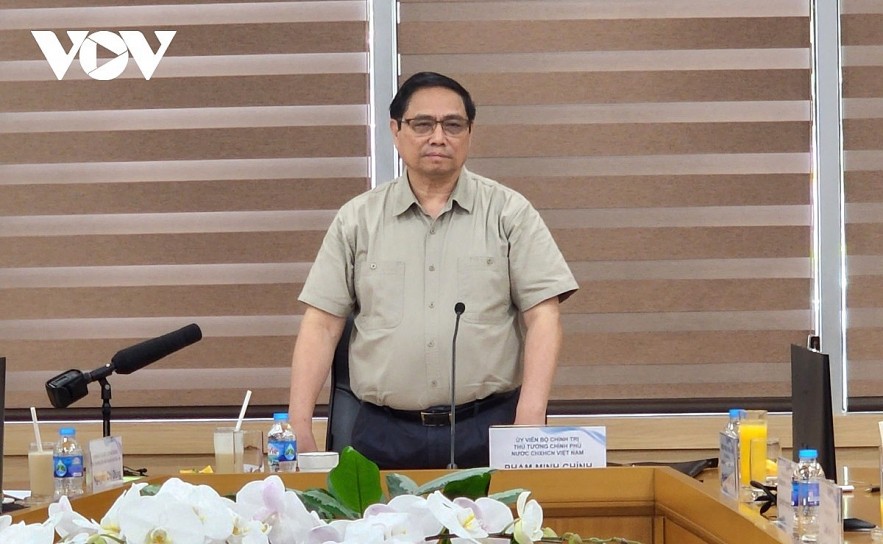 Prime Minister Pham Minh Chinh speaks at the working session.