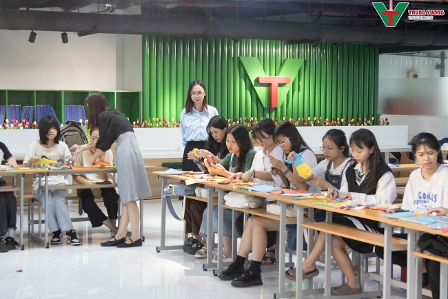 Vietnamese Students Experience Korean Culture