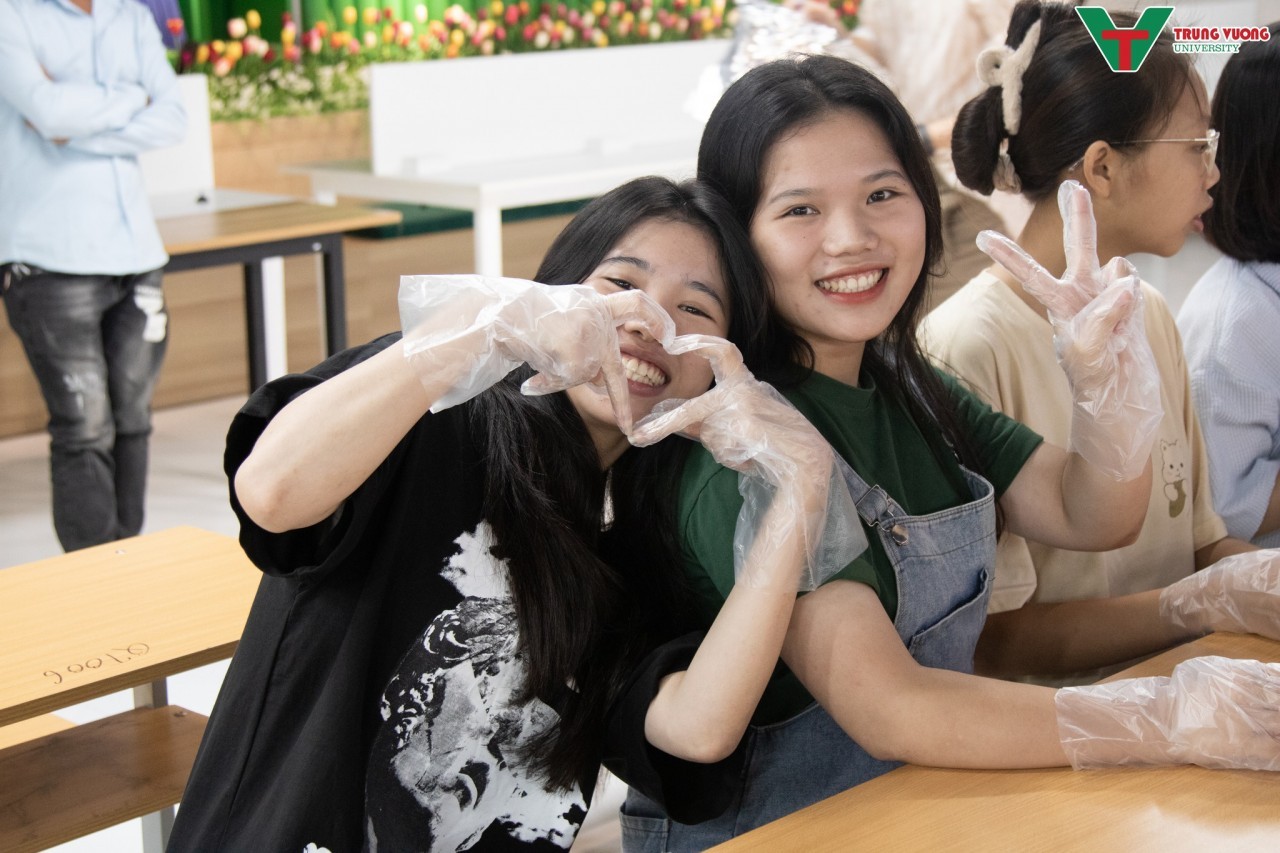 Vietnamese Students Experience Korean Culture