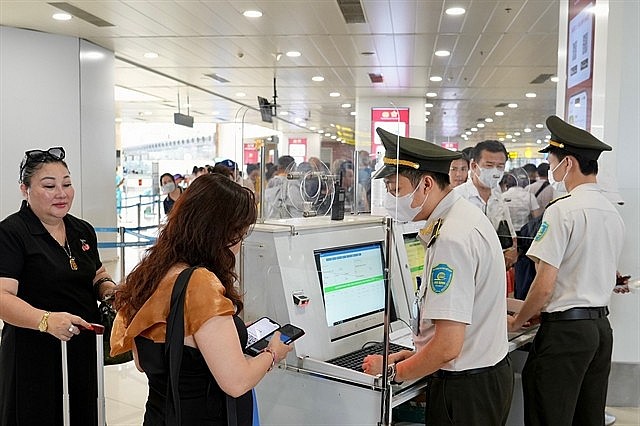 A domestic air passenger uses mobile devices for security check at Nội Bài International Airport in Hanoii in June. Photo: vietnamnet.vn